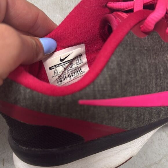 Womens Nike Shoes - Like New - Excellent Condition - Size 8 - Black and Pink - Picture 4 of 4
